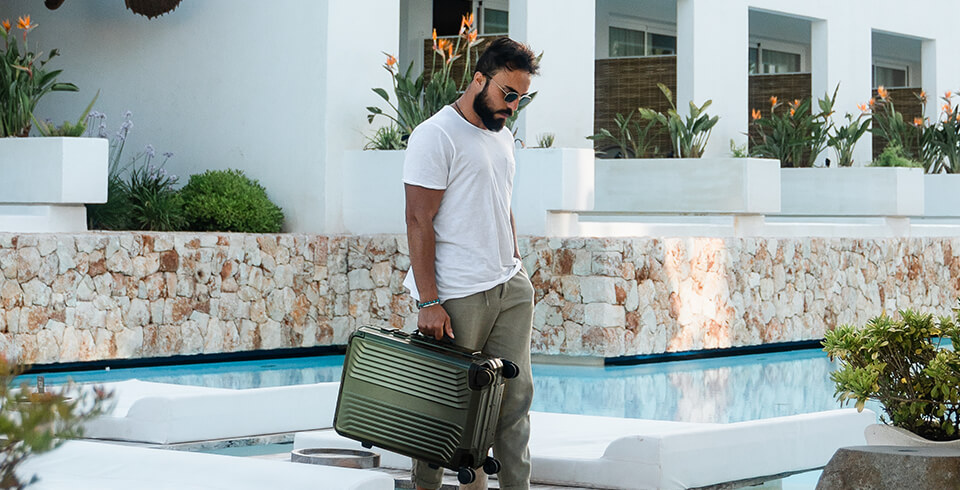 SUMMER'S HERE IT'S OUT OF OFFICE TIME! | Samsonite